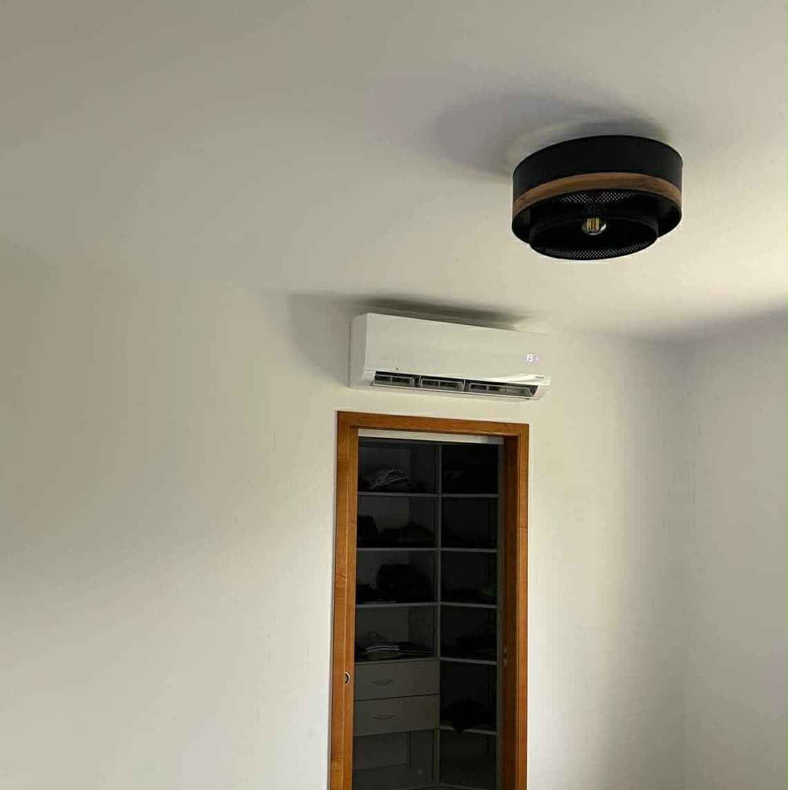 Climatisation murale installée dans un salon