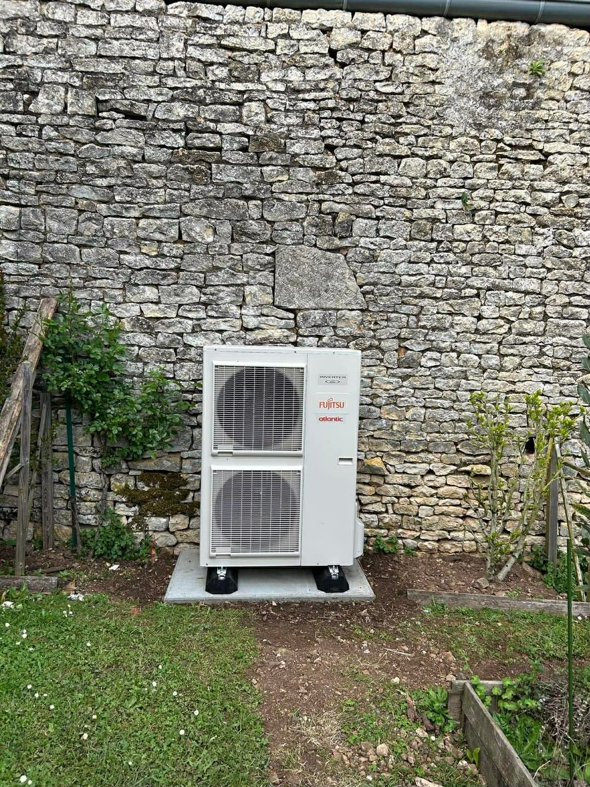 Groupe extérieur pompe à chaleur installé